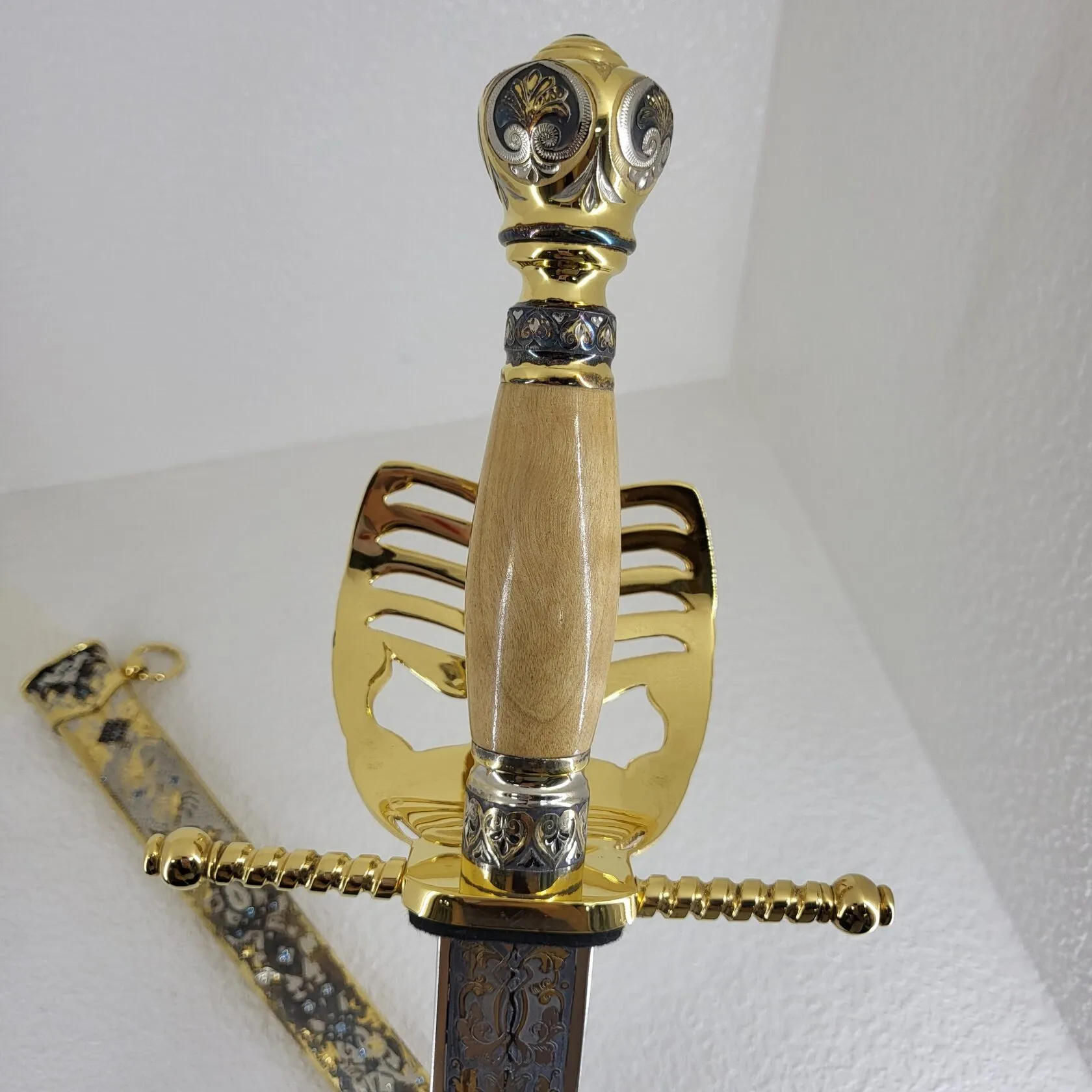 Дага Скорпион с камнями